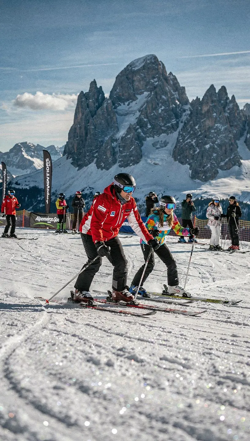 Winterliche Waldlandschaft mit verschneiten Bäumen und Skitracks.